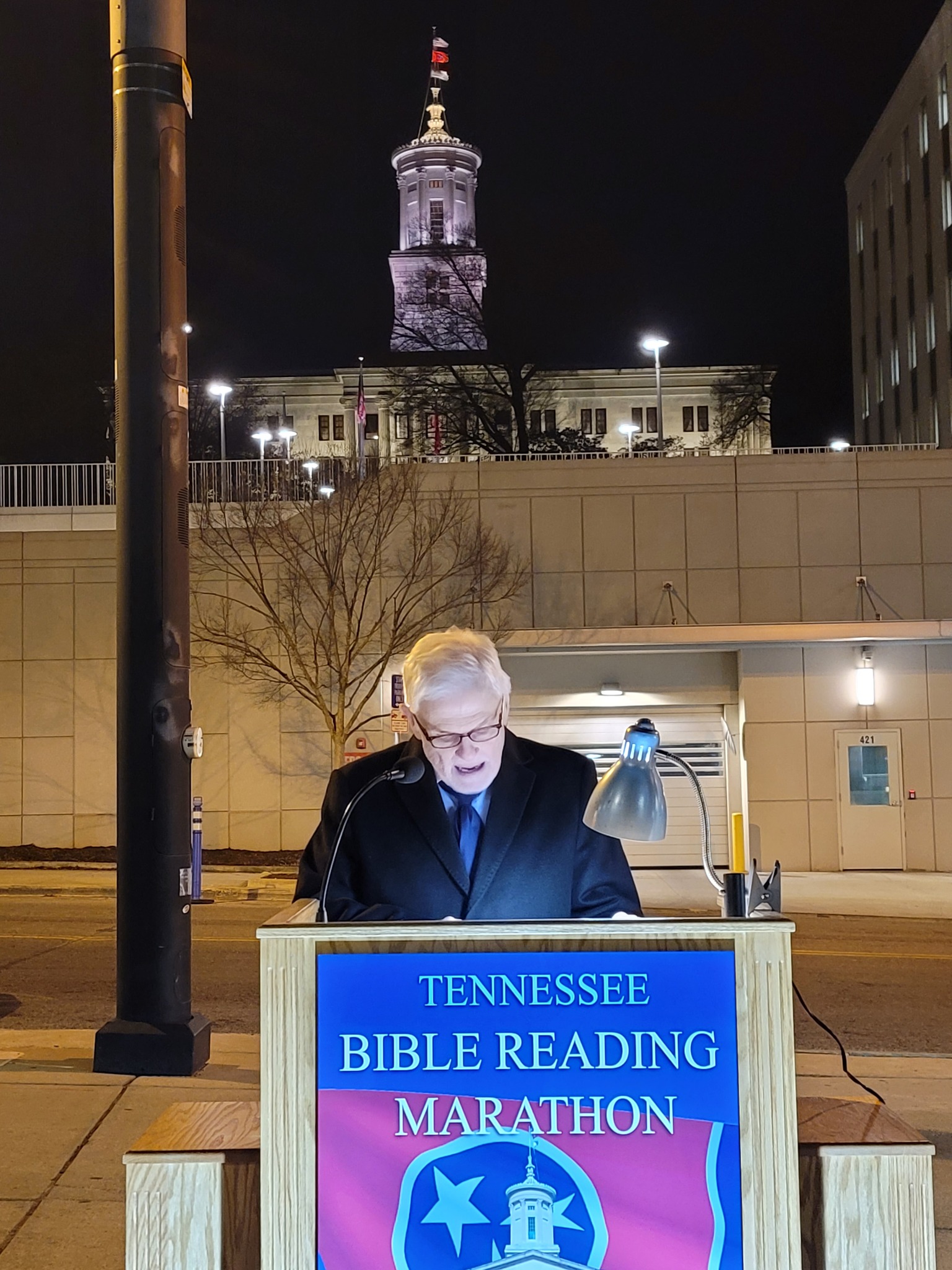 今年在田納西州議會大廈舉行的讀經馬拉松。該州議員參加晚上讀經。（圖／Capitol Bible Reading Marathon臉書）